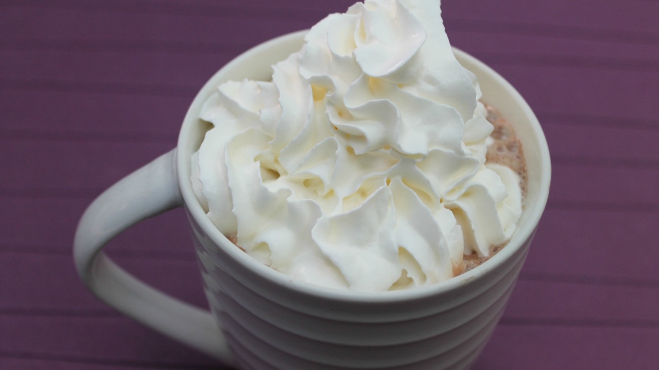 5 Low Carb Hot Chocolate Recipes - Keto Diet Friendly Hot Cocoa Recipe Videos - Sugar free healthy recipes with whipped cream.
